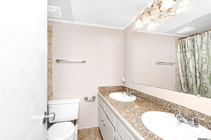 Building Photo - 3005 Highland Rd