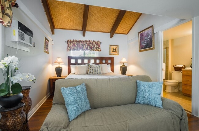 Building Photo - Welcome to this stunning 3-bedroom, 3-bathroom beachfront island oasis in the beautiful Hauula, HI.