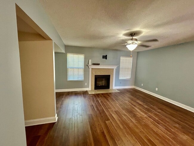Building Photo - Large 4 Bed, 2.5 bath in Lexington!