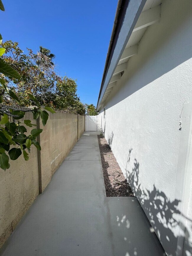 Building Photo - 3 bedroom 2 bath home in desired neighborhood