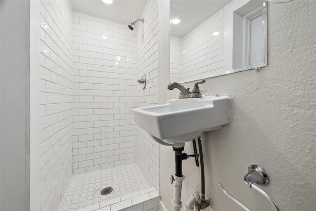 Building Photo - 215 Hyde Park Blvd