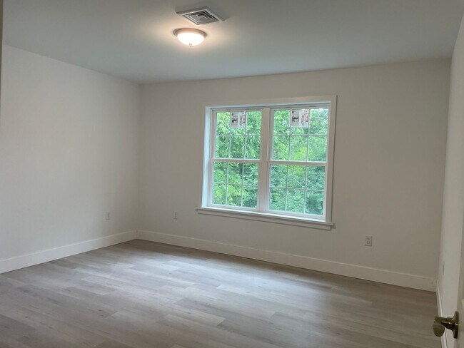 Building Photo - 558 Longfellow Dr
