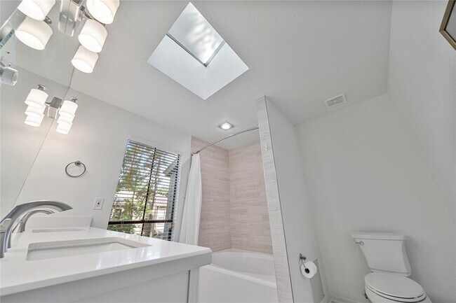 Building Photo - 9400 Doliver Dr