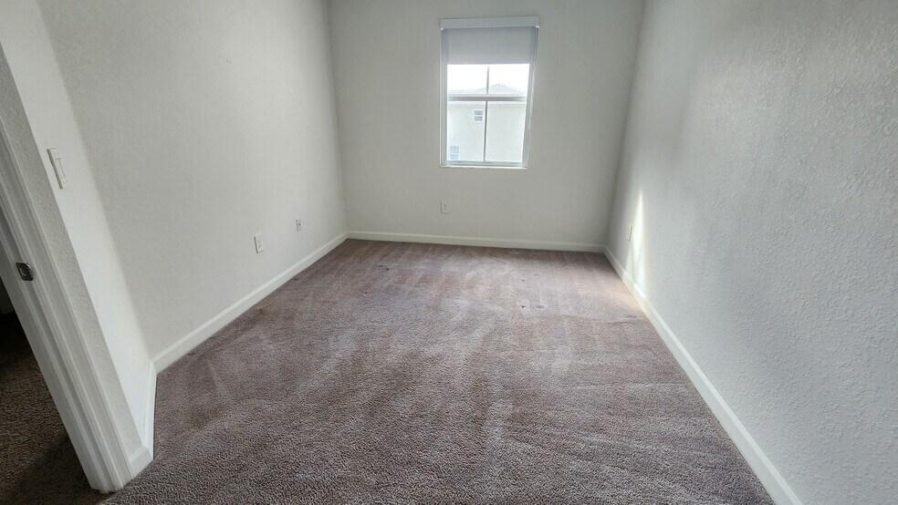 Building Photo - 1041 SE 27th Ter