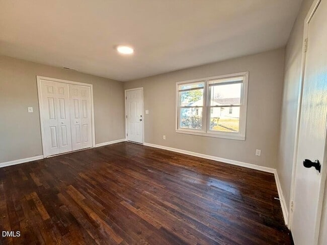 Building Photo - 910 E Divine St