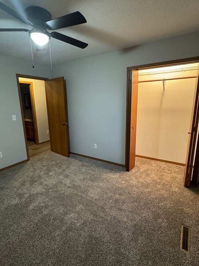 Building Photo - 3 Bedroom Home with large fenced in backyard