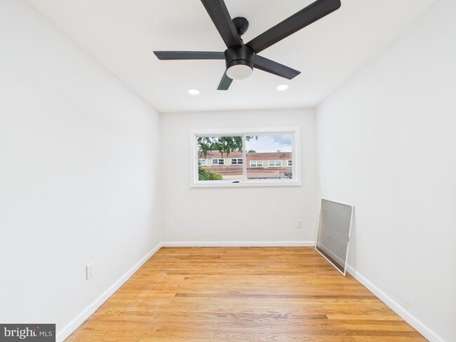 Building Photo - 2033 Valleyview Dr