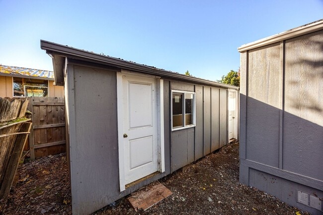 Building Photo - Cozy Home and Beautiful Spacious Yard