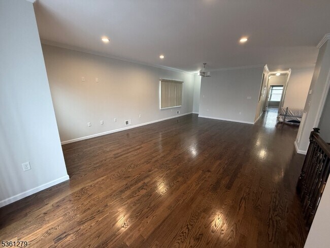 Building Photo - 906 Flora St
