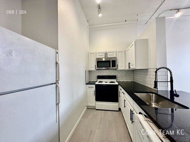 Building Photo - 320 W 7th St