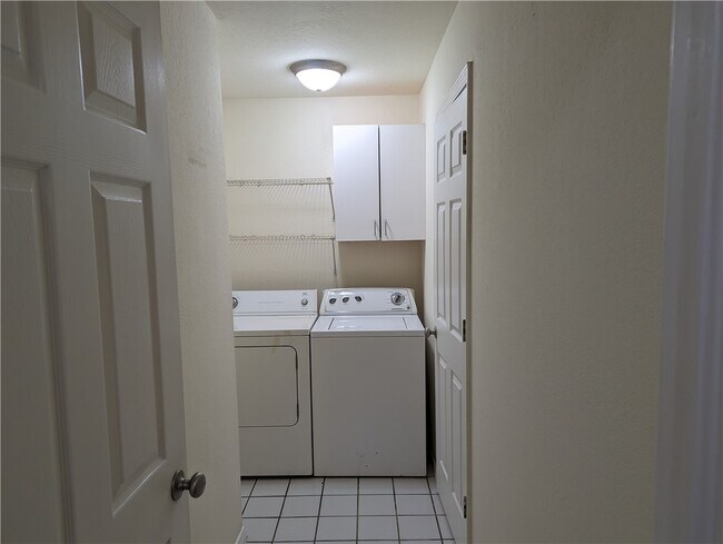 Building Photo - 2046 E Farr Ln