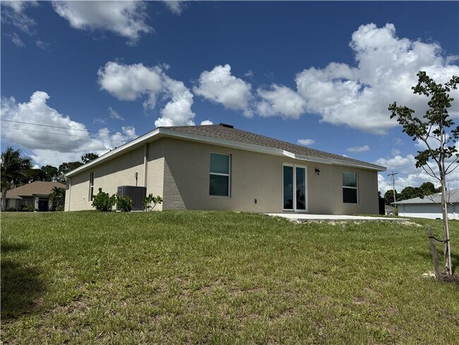 Building Photo - 1012 NE 32nd Ln