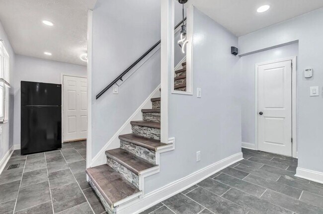 Building Photo - 10012 Elizabeth Ave