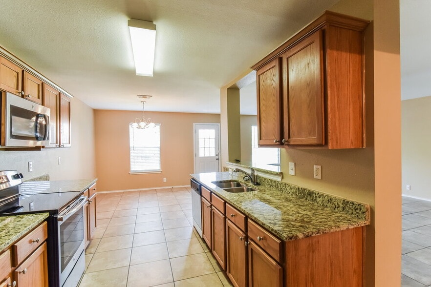 Building Photo - 4902 Dahlia Terrace