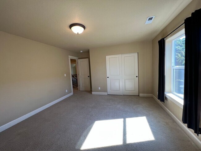 Building Photo - Application Pending - Spacious 3 Bedroom Home in Hood River