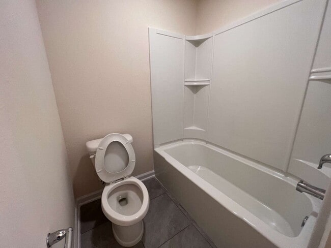 Building Photo - Charming 3-Bedroom Townhome for Rent in De...