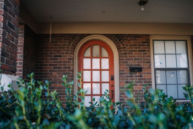 Building Photo - Beautiful Historic 2 Bed 1 Bath Duplex in ...