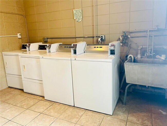 Building Photo - 633 Robert St