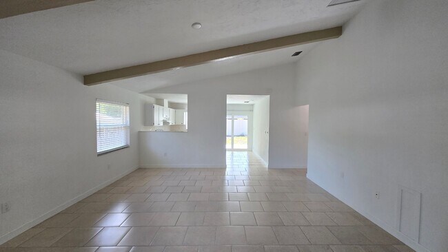 Building Photo - Charming 2BR/2BA + 1 car garage with Large Backyard in Sarasota