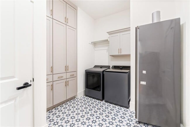 Building Photo - 3008 S 14th Pl