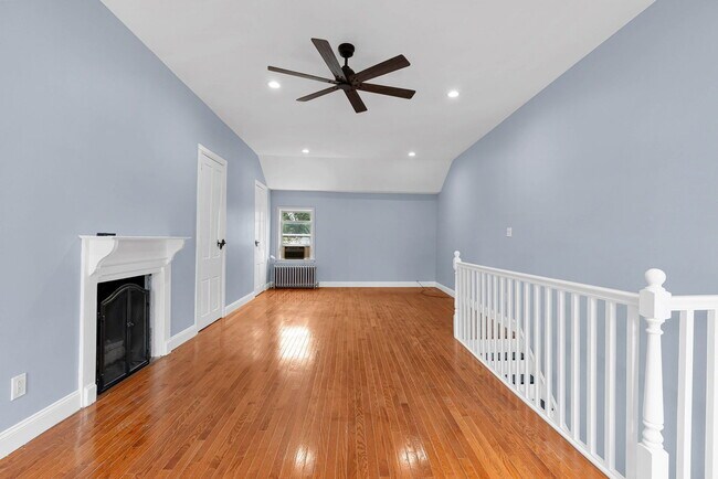 Building Photo - 537 E Girard Ave