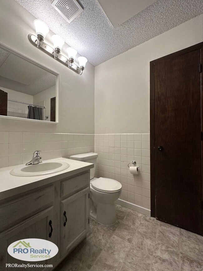 Building Photo - 3 Bedroom Main Level Duplex Unit