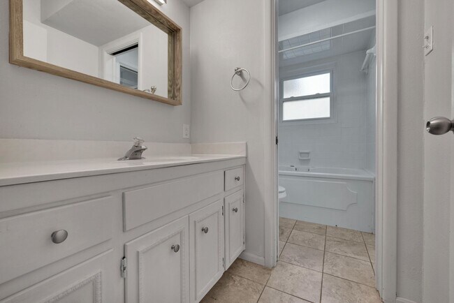 Building Photo - Beautiful home available in Castle Hills!