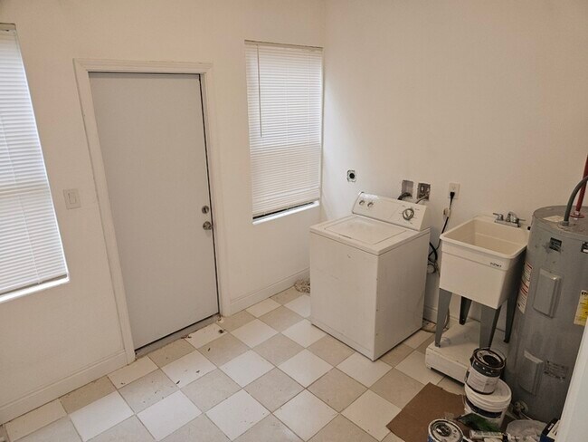 Building Photo - 4 bedroom newly remodeled Milton Home