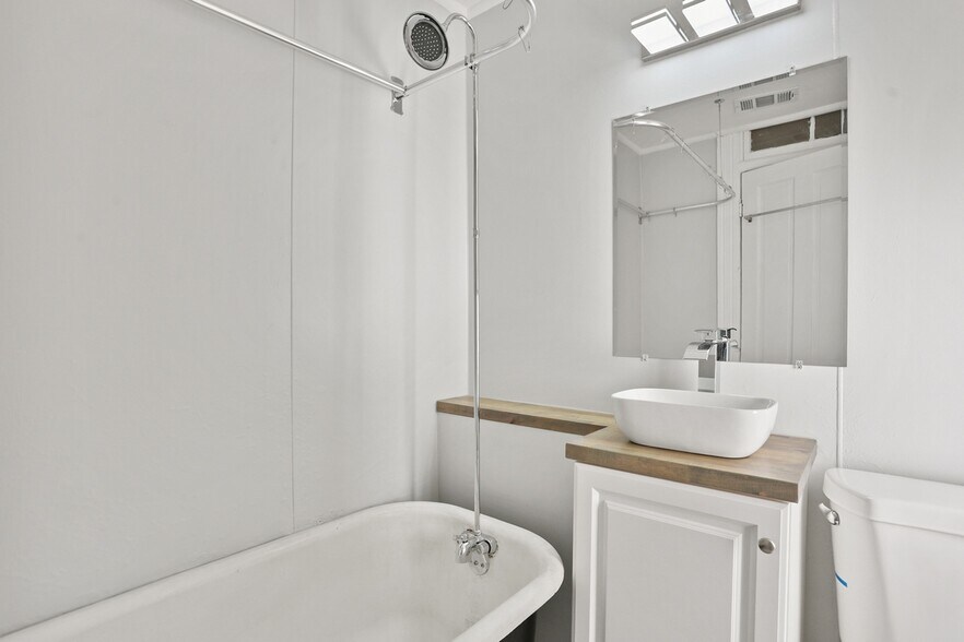 Building Photo - 1112 Barnard St