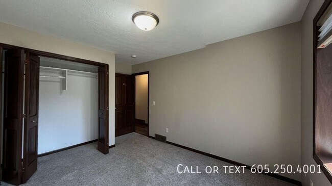 Building Photo - Spacious 4 Bedroom 3 Bathroom home with Va...
