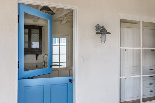 Building Photo - 502 Poinsettia Ave