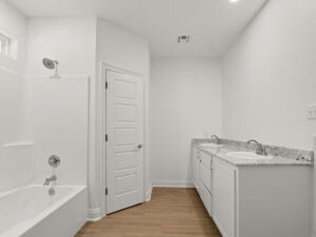 Building Photo - 308 W Schweitzer Ave