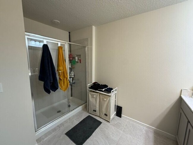 Building Photo - 3/2.5 Like new Davenport Townhome