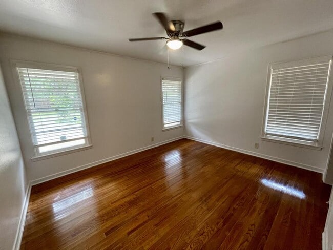 Building Photo - 1205 College Oaks Dr