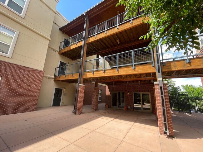 Building Photo - Stylish & Spacious 2-Bedroom Tech Center R...