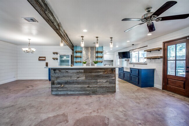 Building Photo - 8503 Manhattan Dr