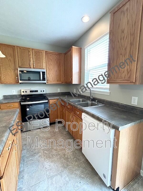 Building Photo - 6647 Crestwell Ln