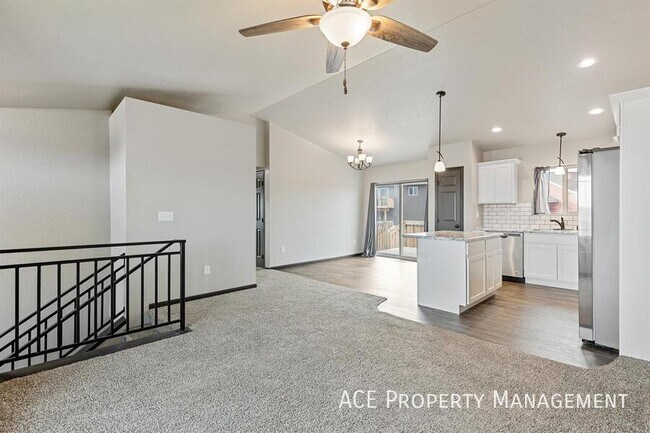 Building Photo - 653 Rachel Ln