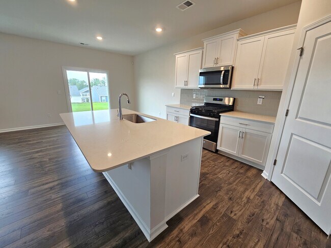 Building Photo - 942 Pineland Dr