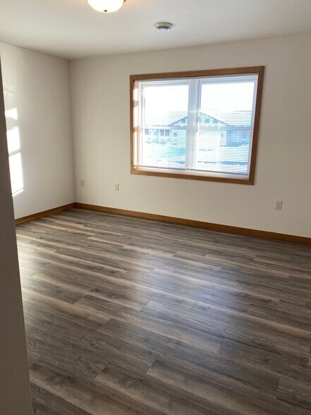 Building Photo - 609 Spruce Ln