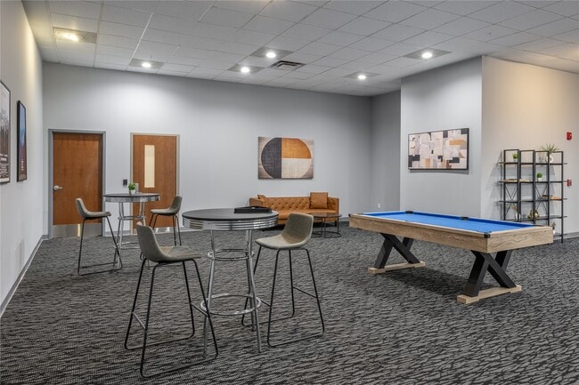 Building Photo - 16 W 10th St