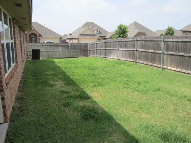 Building Photo - 12221 Biltmore Dr