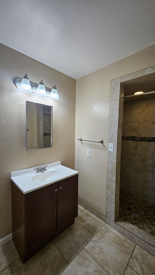 Building Photo - 3 Bed 2 Bath