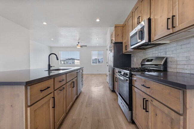 Building Photo - 868 W 480 S