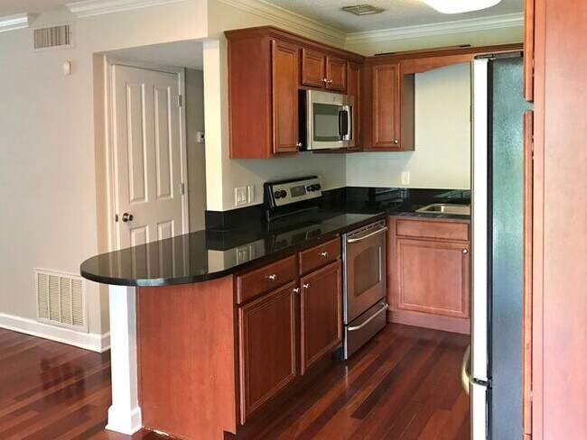 Building Photo - Beautiful 2/2 Condo with Water and Full Se...