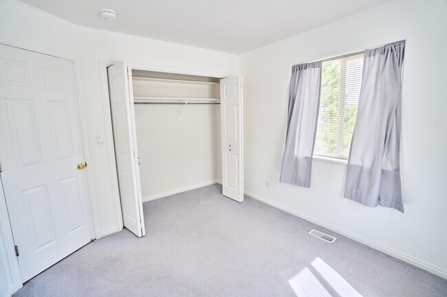 Building Photo - 850 E 550 S