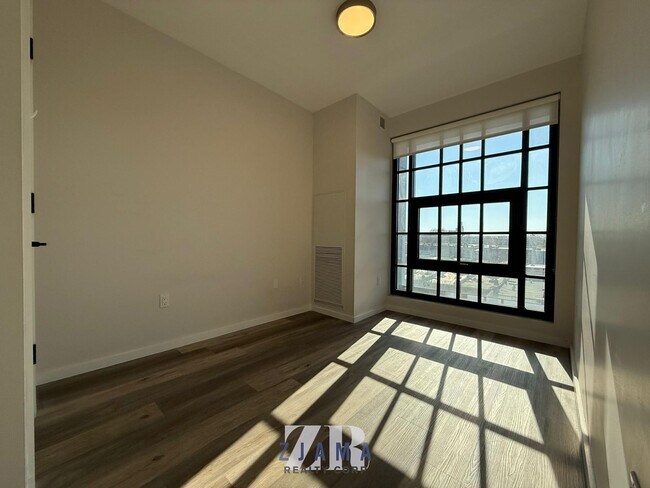 Building Photo - 1120 St Johns Pl