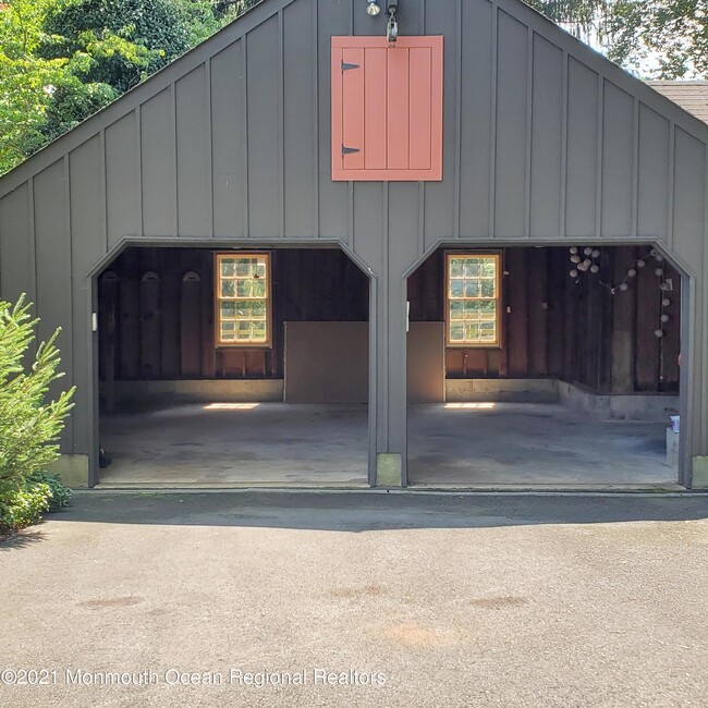 Building Photo - 16 E Larchmont Dr