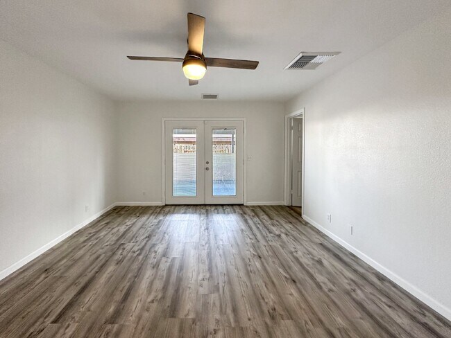 Building Photo - 1240 W Mariposa Ave