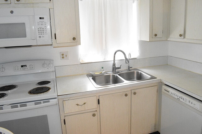 Building Photo - 2523 Dudley Dr W